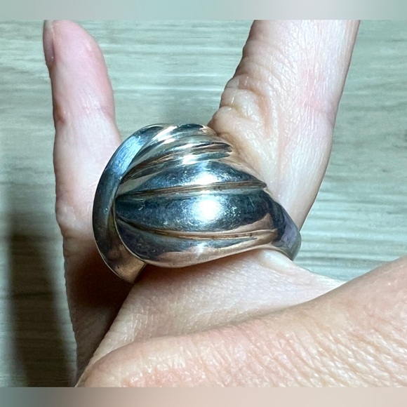 Vintage Heavy Sterling Silver Modernist Smooth Scalloped Dome Ring, Size 6.5 - Picture 9 of 10